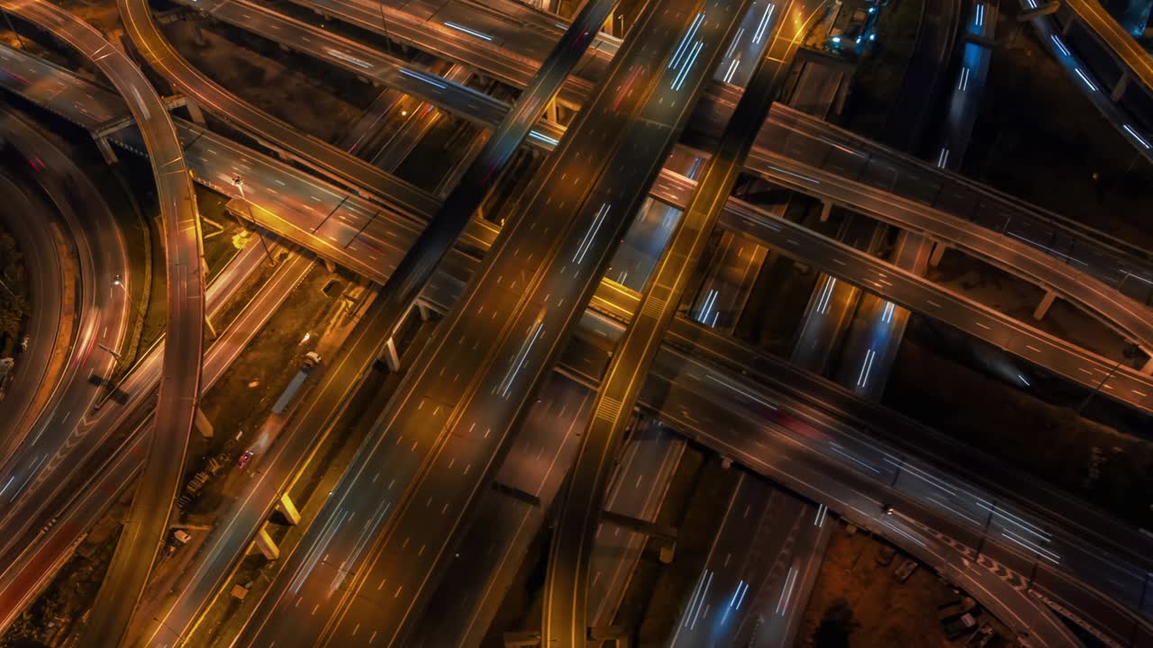 hyperlapse aéreo del tráfico sobre grandes puentes de intersección y carretera de circunvalación. vista aérea de 4k por un dron sobre una gran rotonda en bangkok, tailandia.