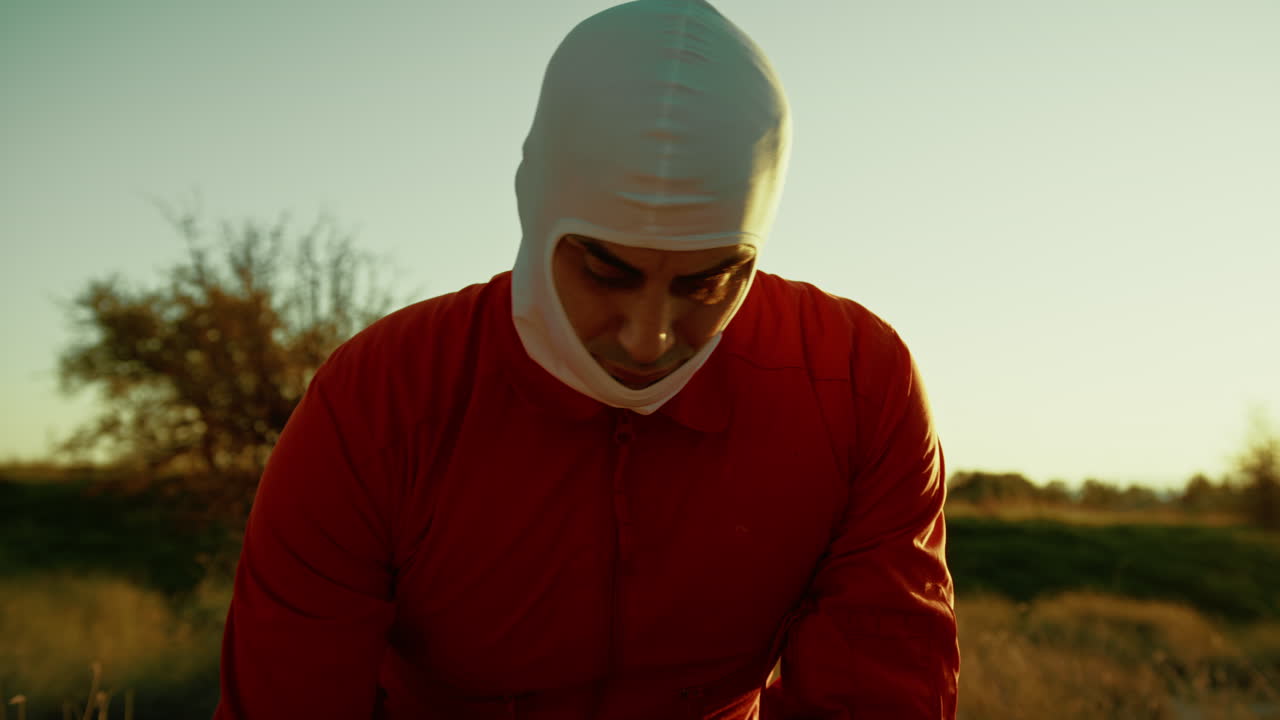 astronauta huele una flor venenosa y lentamente se asfixia y se arrastra en la tierra