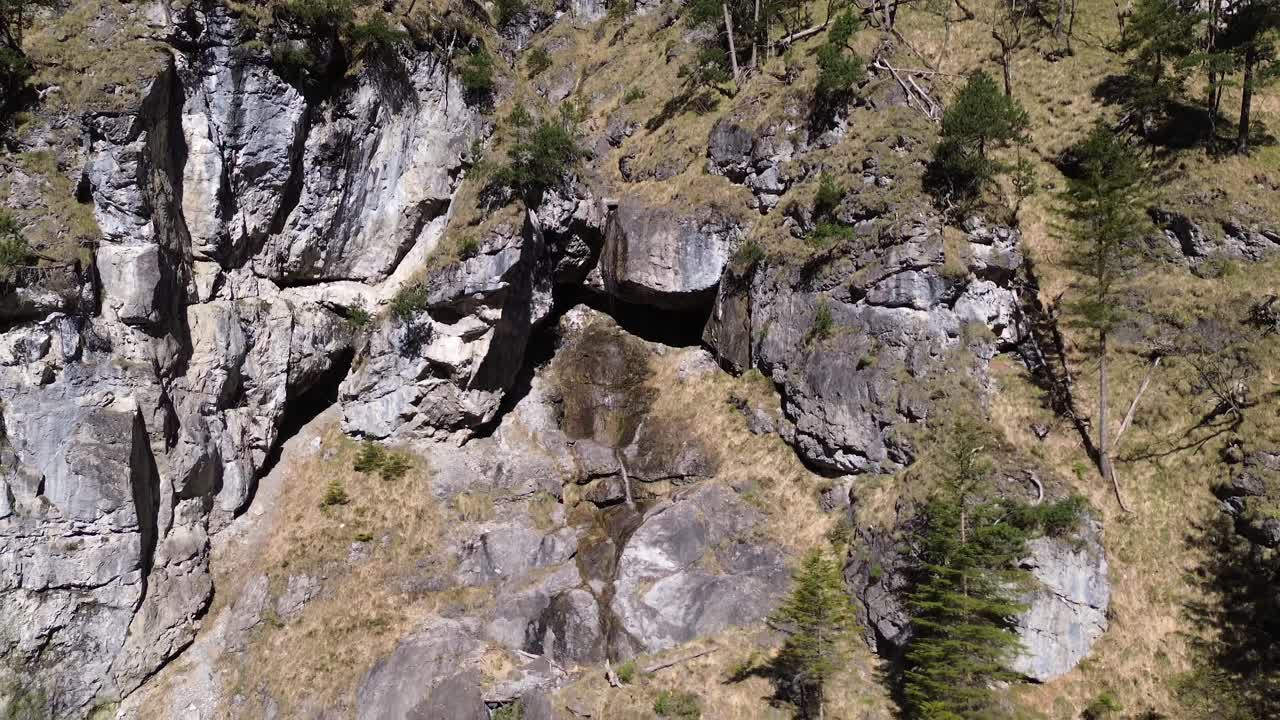el agua fluye por el valle de la montaña que conduce al río big mountain en austria, europa