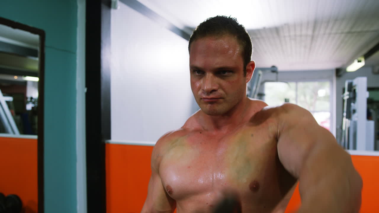 hombre levantando pesas pesadas