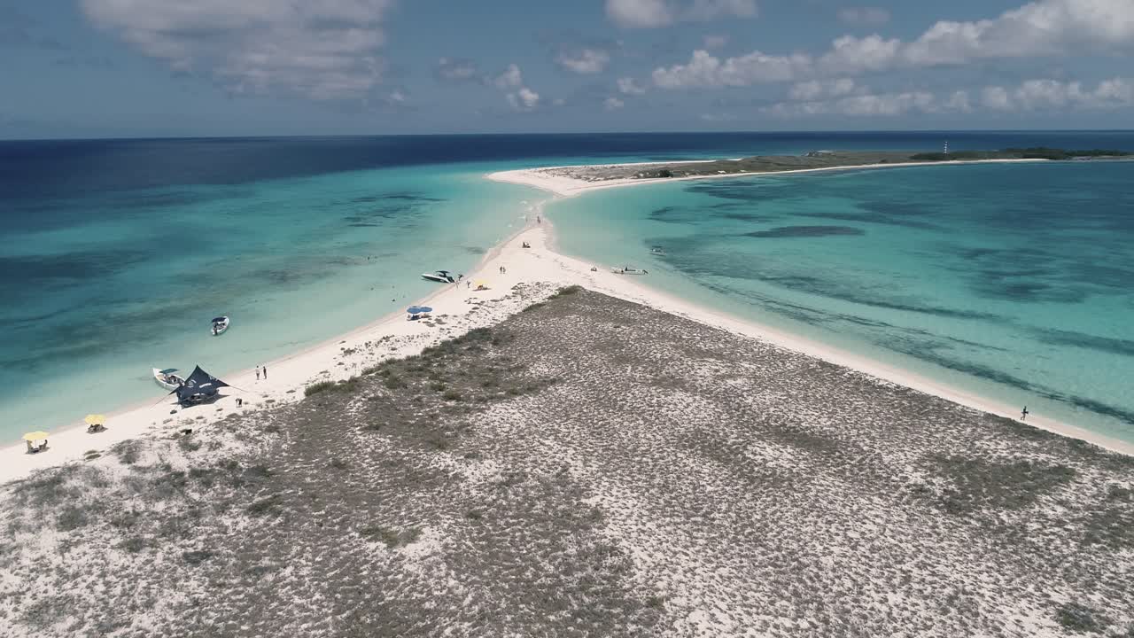 카리브해 해변 섬, 카요 데 아구아 로스 로케스를 여행하는 멋진 풍경 드론 샷