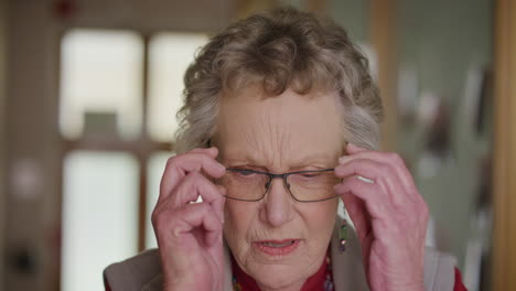 retrato de una anciana jubilada que se pone gafas en un hogar de ancianos visión de la vista