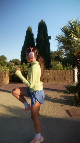 mujer haciendo ejercicio en un parque