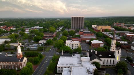 Columbus-Georgia-Antena-Inclinación-Hacia-Arriba-Al-Atardecer