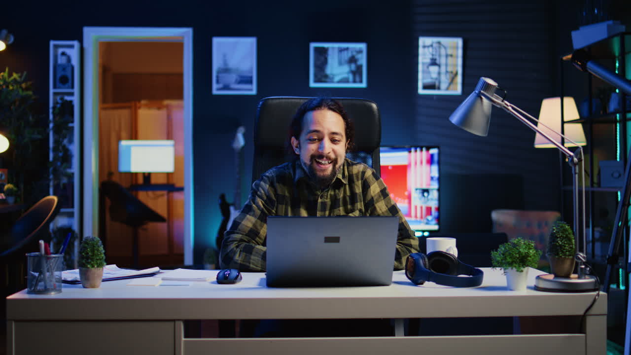 Uomo che controlla un amico che vive all'estero durante una videoconferenza