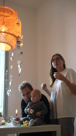 familia con bebé en casa