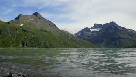 Stetige-Aufnahme-Von-Einem-Bergsee-In-Den-Alpen-Bei-Sonnigem-Wetter