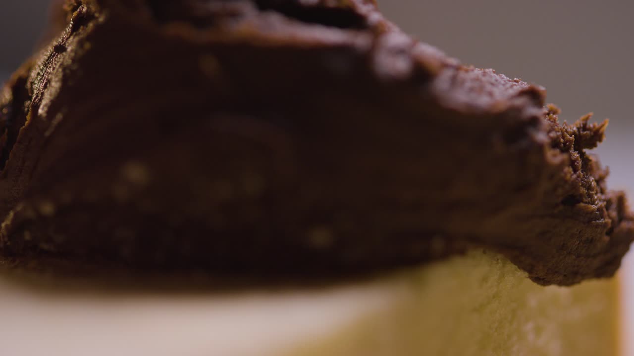 primer plano del hombre en la cocina de casa agregando relleno de chocolate al pastel recién horneado en la superficie de trabajo 2