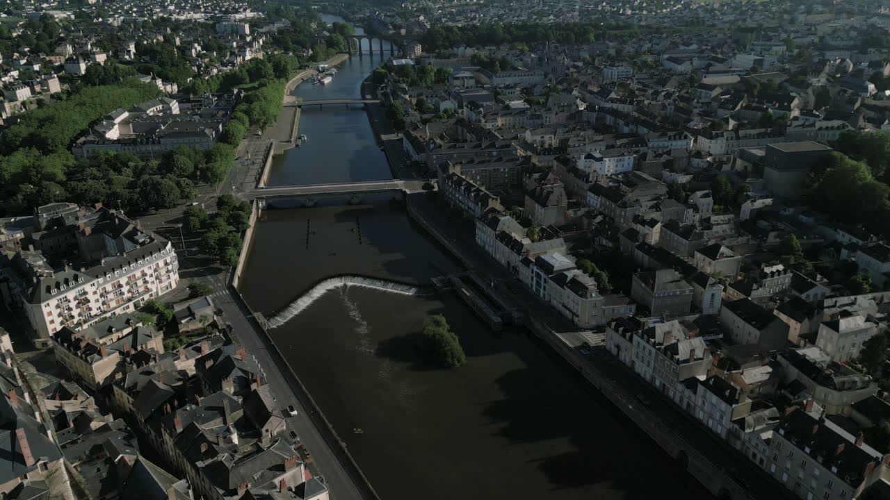 마옌 강 건너 라발 타운 센터, 프랑스