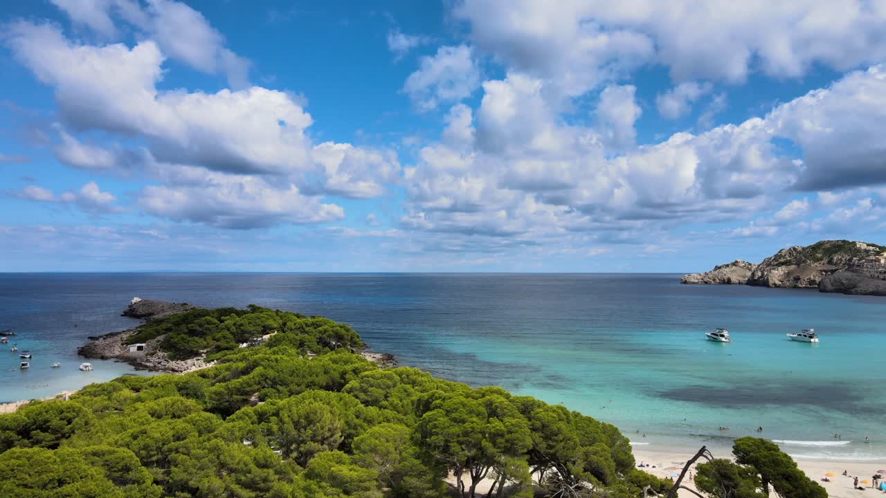 말로르카의 칼라 라자다 (cala rajada) 에 있는 칼라 아굴라 (cala agulla) 의 놀라운 풍경을 발견하십시오. 크리스탈처럼 은 물, 울창한 초록색, 그리고 휴식과 탐험에 이상적인 평온한 해변을 특징으로합니다.