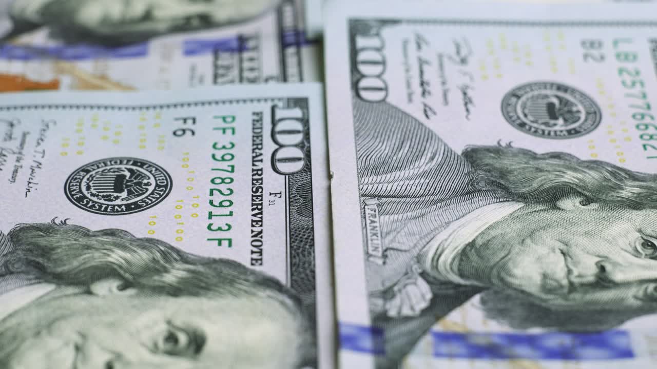 billetes de dólar estadounidense, dinero de papel, moneda de tasa de cambio. billetes de efectivo. el concepto de finanzas e inversión. cien dólares estadounidenses. economía empresarial