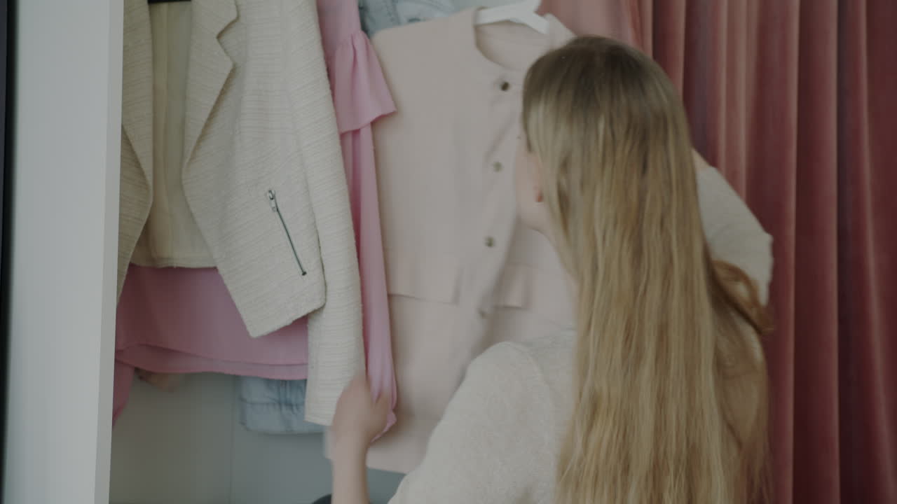 mujer eligiendo ropa de un armario