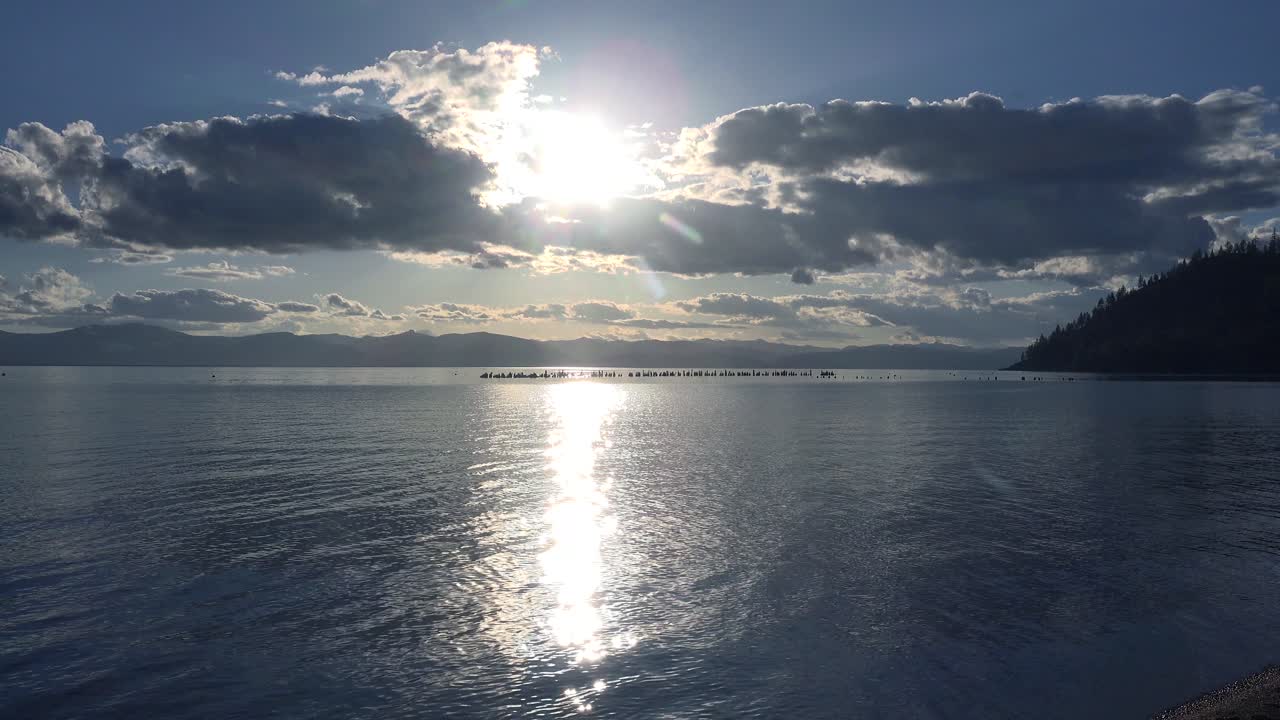 글렌브룩 레이크 타호 네바다의 버려진 부두 말뚝 뒤의 아름다운 일몰