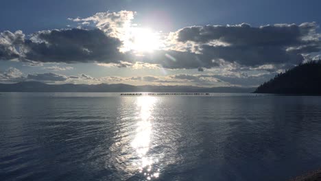 Ein-Wunderschöner-Sonnenuntergang-Hinter-Verlassenen-Pfeilern-Am-Glenbrook-Lake-Tahoe-Nevada