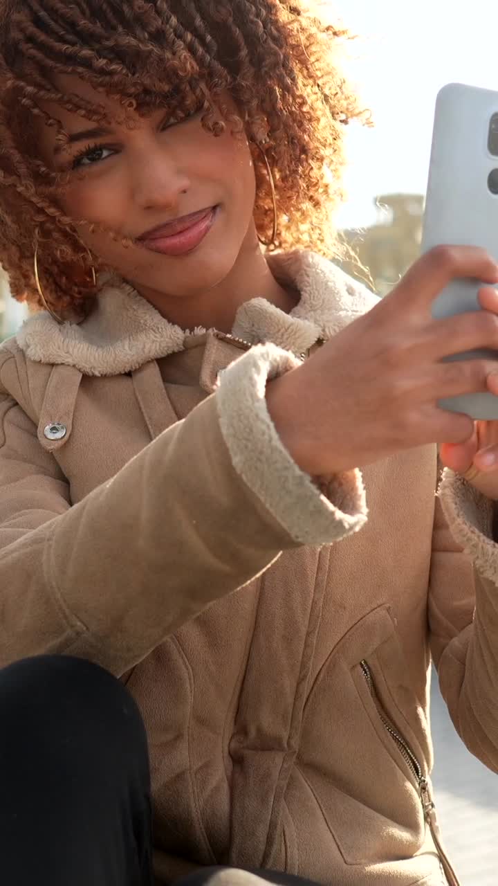 Donna che scatta un selfie all'aperto