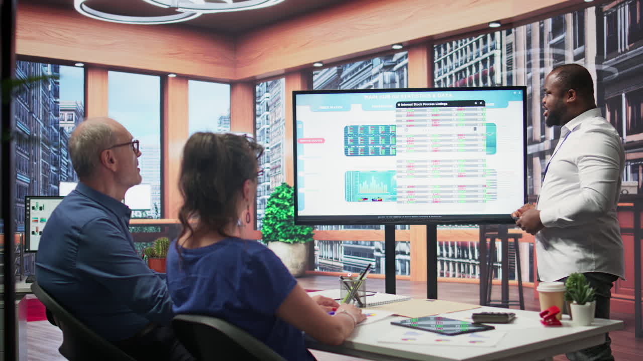 experto financiero que presenta opciones de planes de jubilación a personas de edad avanzada