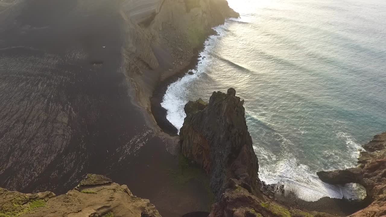 costa rocosa, la vista de un volcán colapsado