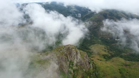 Drohnenschuss,-Der-Durch-Wolken-über-Berggipfeln-In-Der-Afrikanischen-Natur-Fliegt