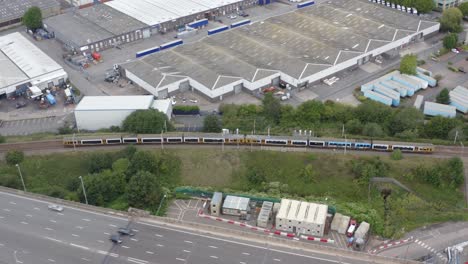 無人機拍攝列車經過高速公路橋下 02