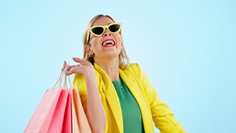 mujer, bolsa de compras y gafas de sol para la moda