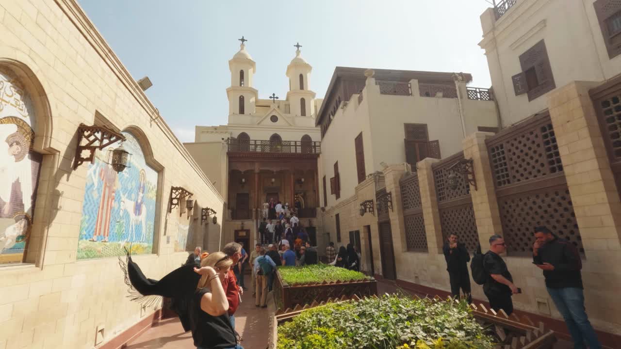 Turisti che visitano la storica Chiesa Copta Ortodossa nel Vecchio Cairo.