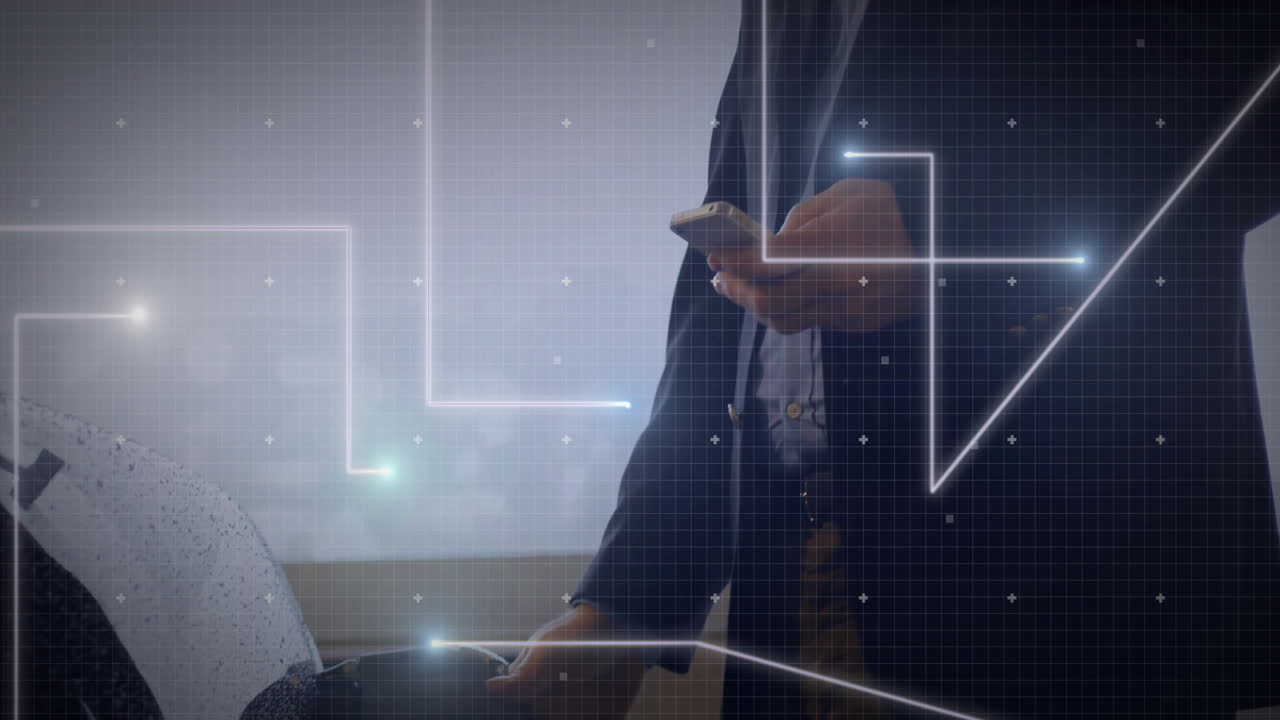 cargando un coche eléctrico mientras usa un teléfono inteligente, animación de red digital sobre la escena