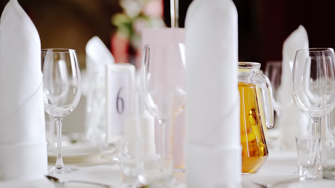 mesa decorada para una cena de boda 18