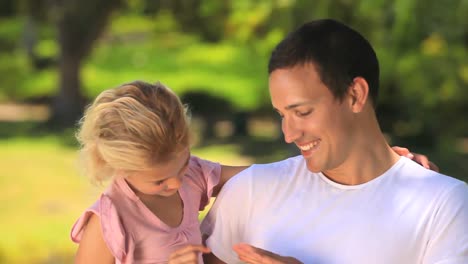 Niña-Hablando-Con-Su-Padre