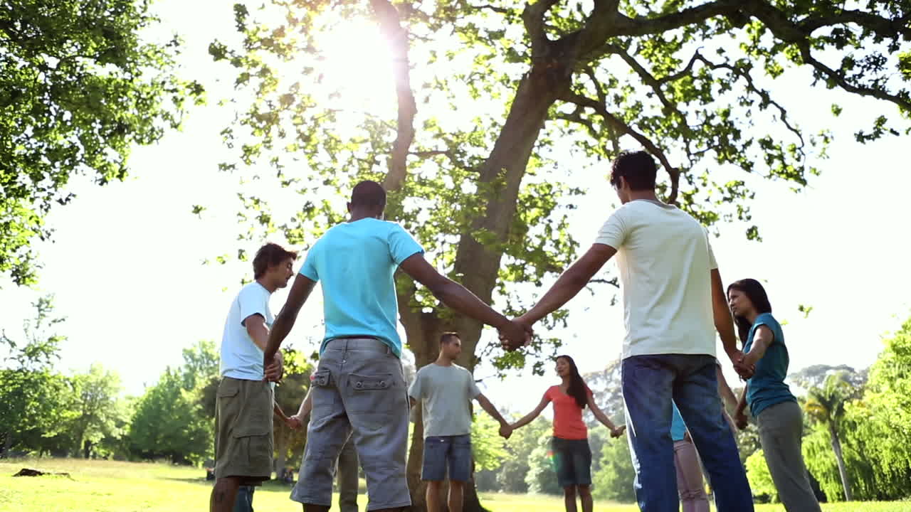 Jovens de mãos dadas em círculo