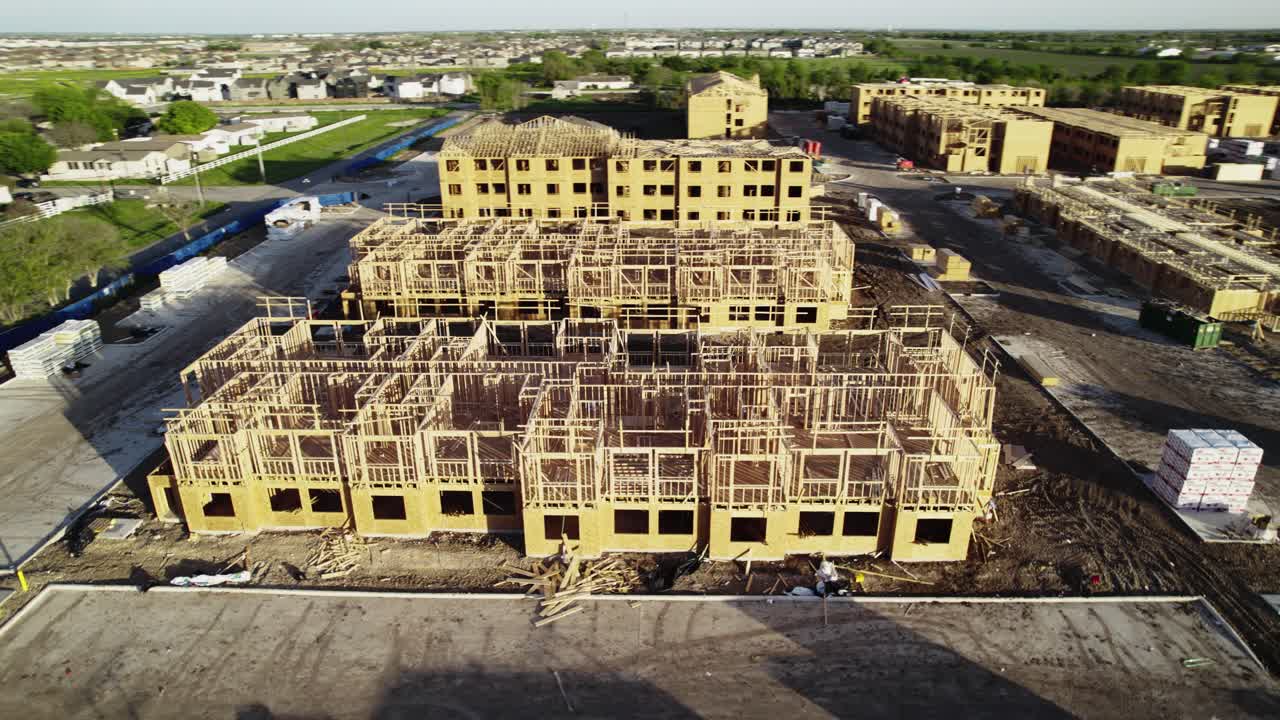 una toma de un dron de un círculo de nuevas construcciones en el desarrollo urbano de texas.