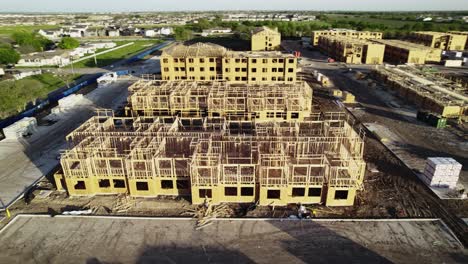una toma de un dron de un círculo de nuevas construcciones en el desarrollo urbano de texas.