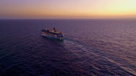 Luftaufnahme-Einer-Kreuzfahrt-An-Der-Pazifikküste,-Die-Vom-Hafen-Von-Santo-Domingo-Am-Karibischen-Meer-Bei-Goldenem-Sonnenuntergang-Abfährt