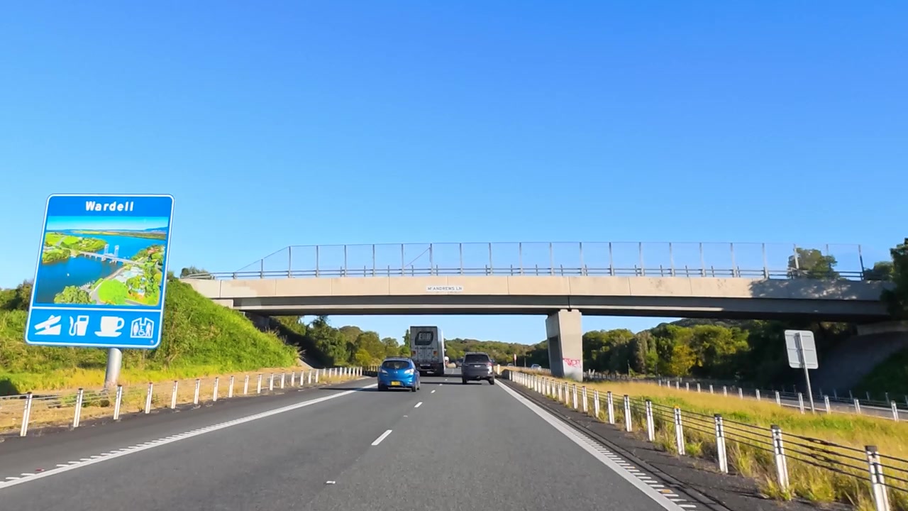 オーストラリアの多車線高速道路をコンクリートの高架橋の下で走行する車載視点