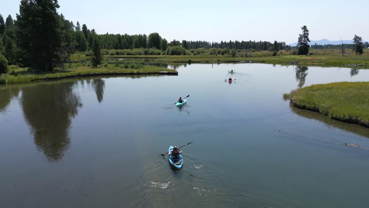 hermoso kayak de río torcido en aguas de almejas del sur de oregon