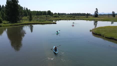 Hermoso-Kayak-De-Río-Torcido-En-Aguas-De-Almejas-Del-Sur-De-Oregon