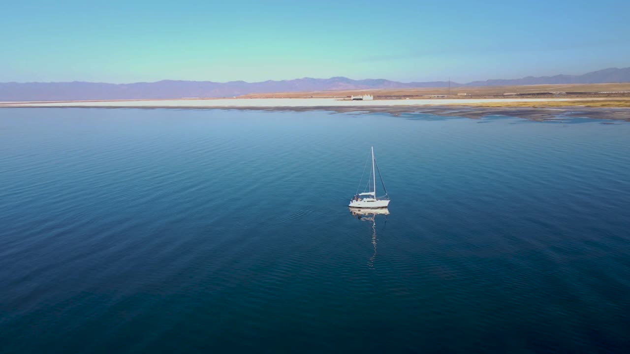 yate solo en el gran lago salado, utah, hermosa agua azul, vista aérea