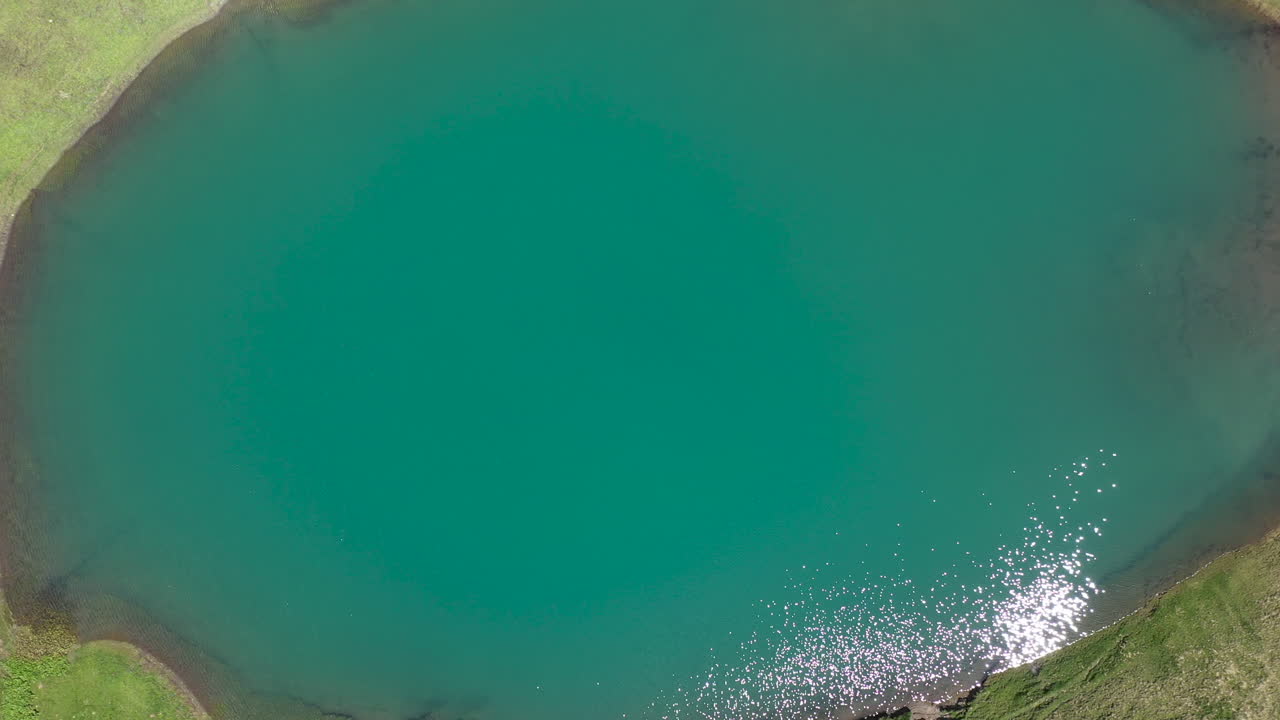 투셰티 조지아에 있는 오레티 호수의 청록색 물의 하향 각도 및 상승 드론 샷