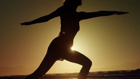 Silhouette-Einer-Frau,-Die-Yoga-Am-Strand-Macht