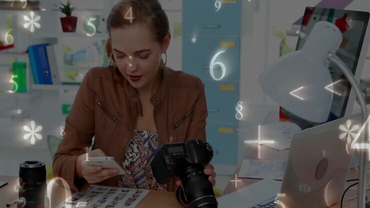 Fotografo che tiene uno smartphone e una DSLR, revisionando le stampe in uno studio di design con grafici fluttuanti.