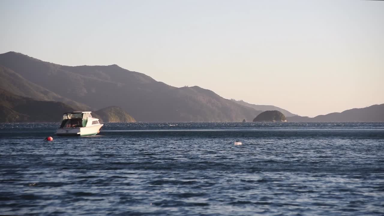 un barco blanco es movido por el viento en aguas azules profundas