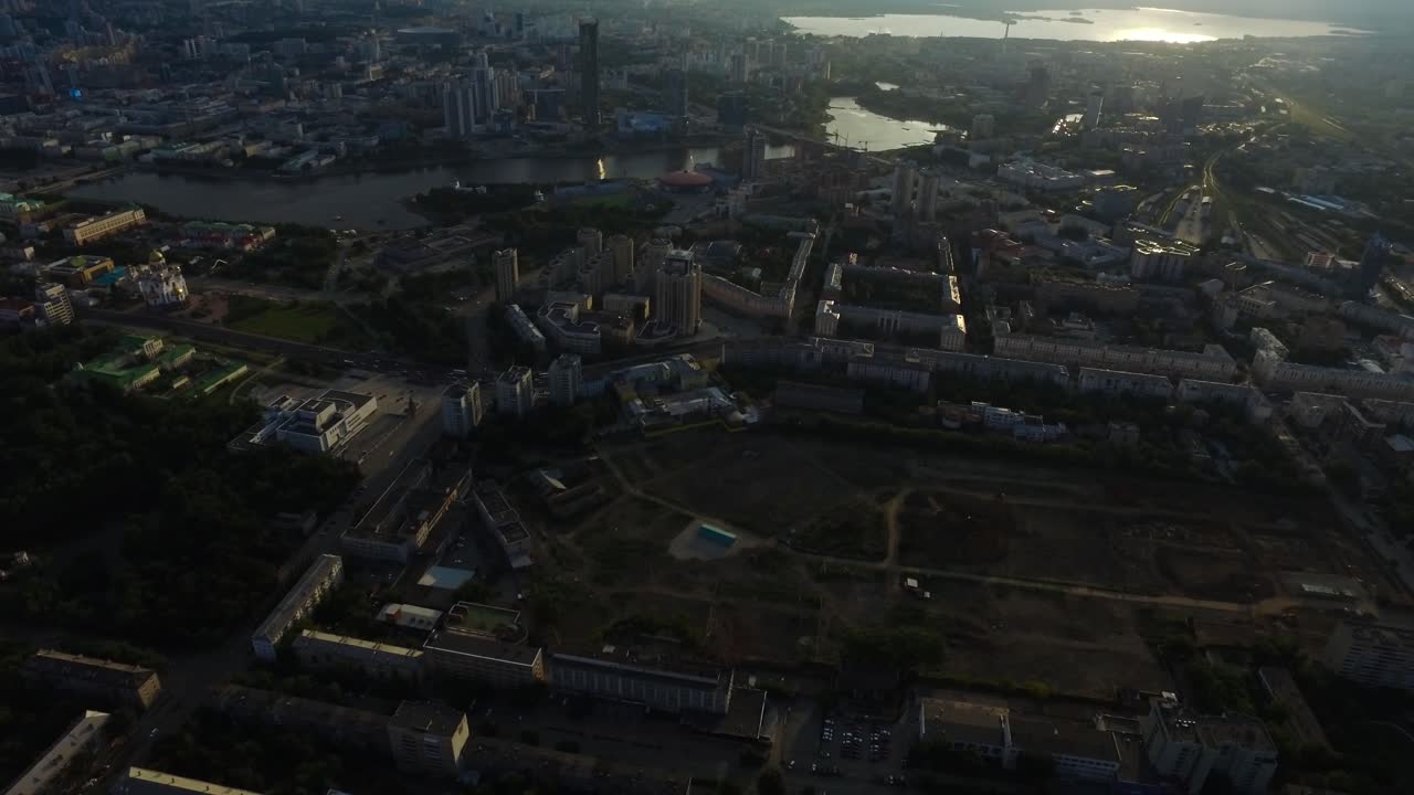 vista aérea de una ciudad al atardecer
