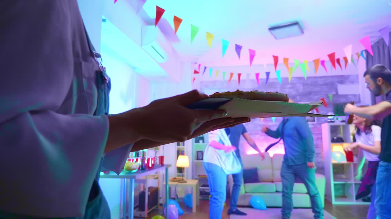 grupo de jóvenes llenos de emoción