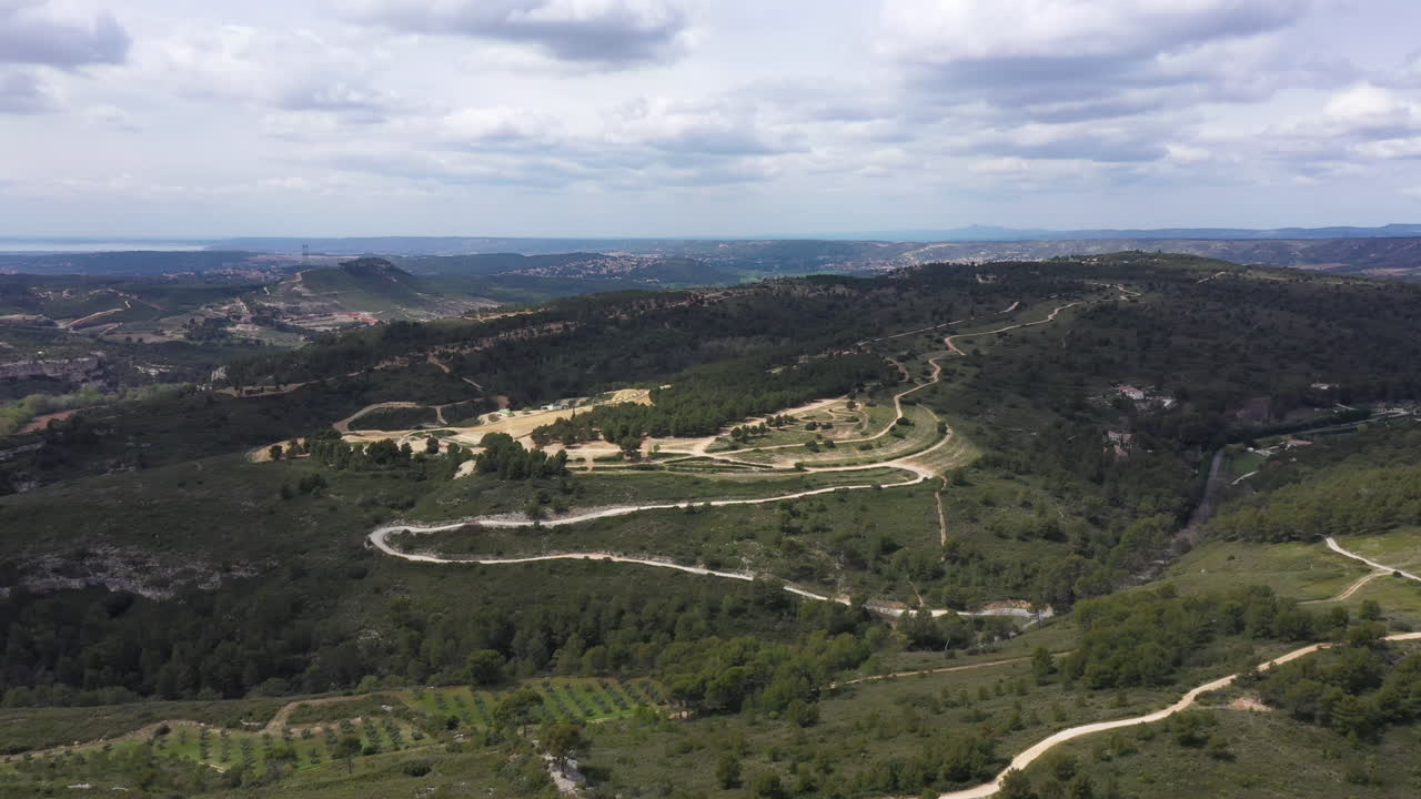 vista aérea de un dron sobre un campo de motocross en el sur de francia hermosa naturaleza