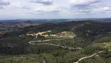 Vista-Aérea-De-Drones-Sobre-Un-Campo-De-Motocross-En-El-Sur-De-Francia-Hermosa-Naturaleza