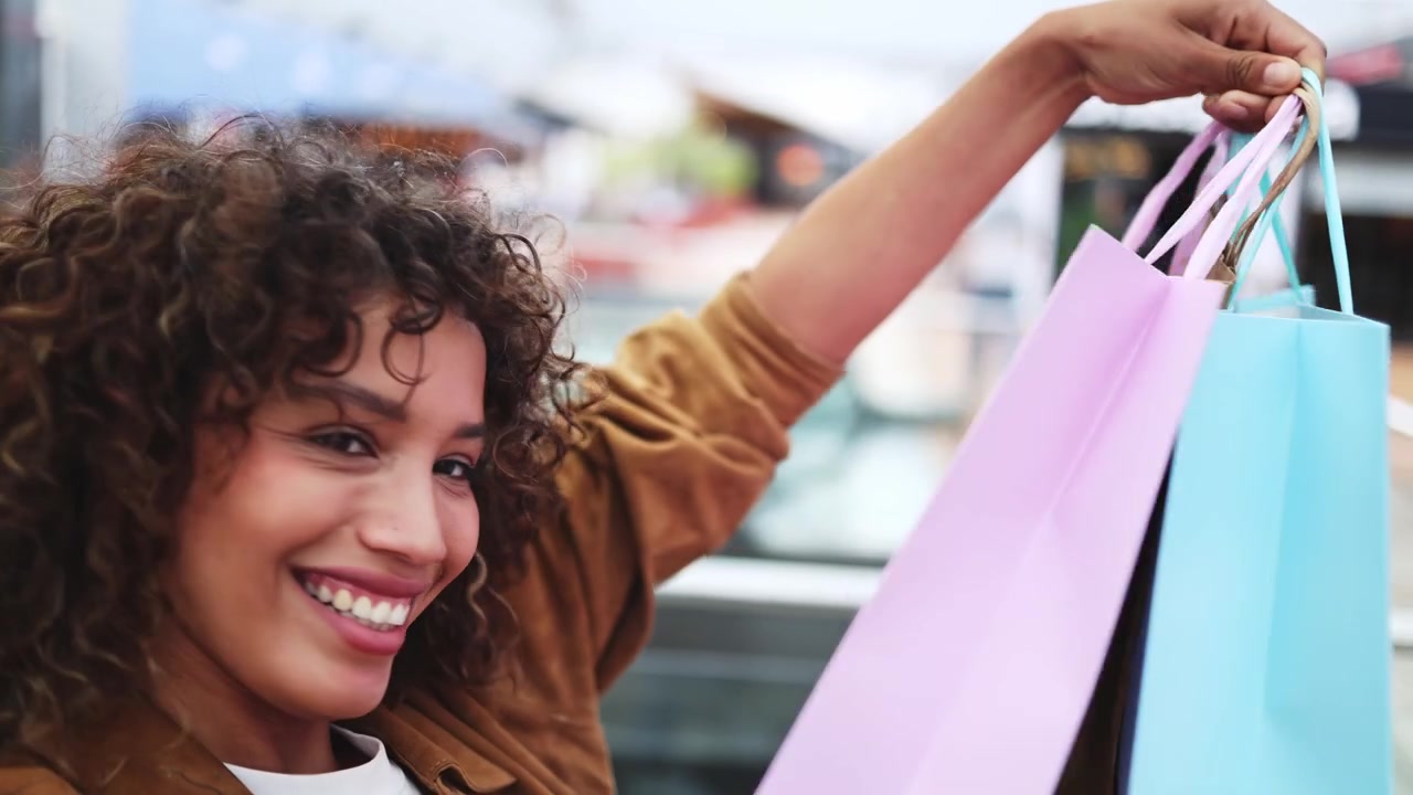 Ragazza felice che registra un video selfie con borse della spesa