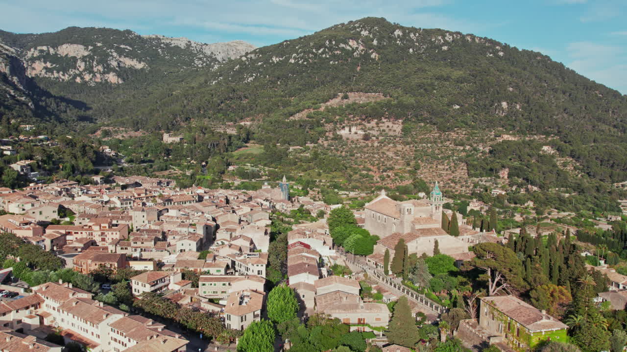 vista aérea sobre el museo cartoixa de valldemossa en marllorca, españa, tomada por un avión no tripulado