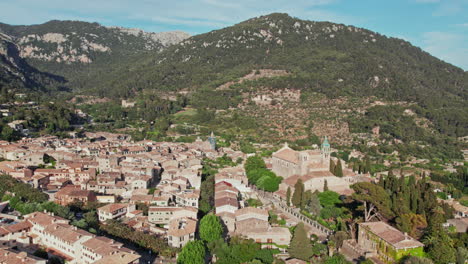 vista aérea sobre el museo cartoixa de valldemossa en marllorca, españa, tomada por un avión no tripulado