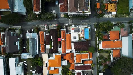 Maravilloso-Dron-De-La-Ciudad-De-Denpasar-Con-Casas-Y-Imágenes-De-Campos-De-Arroz-En-Bali