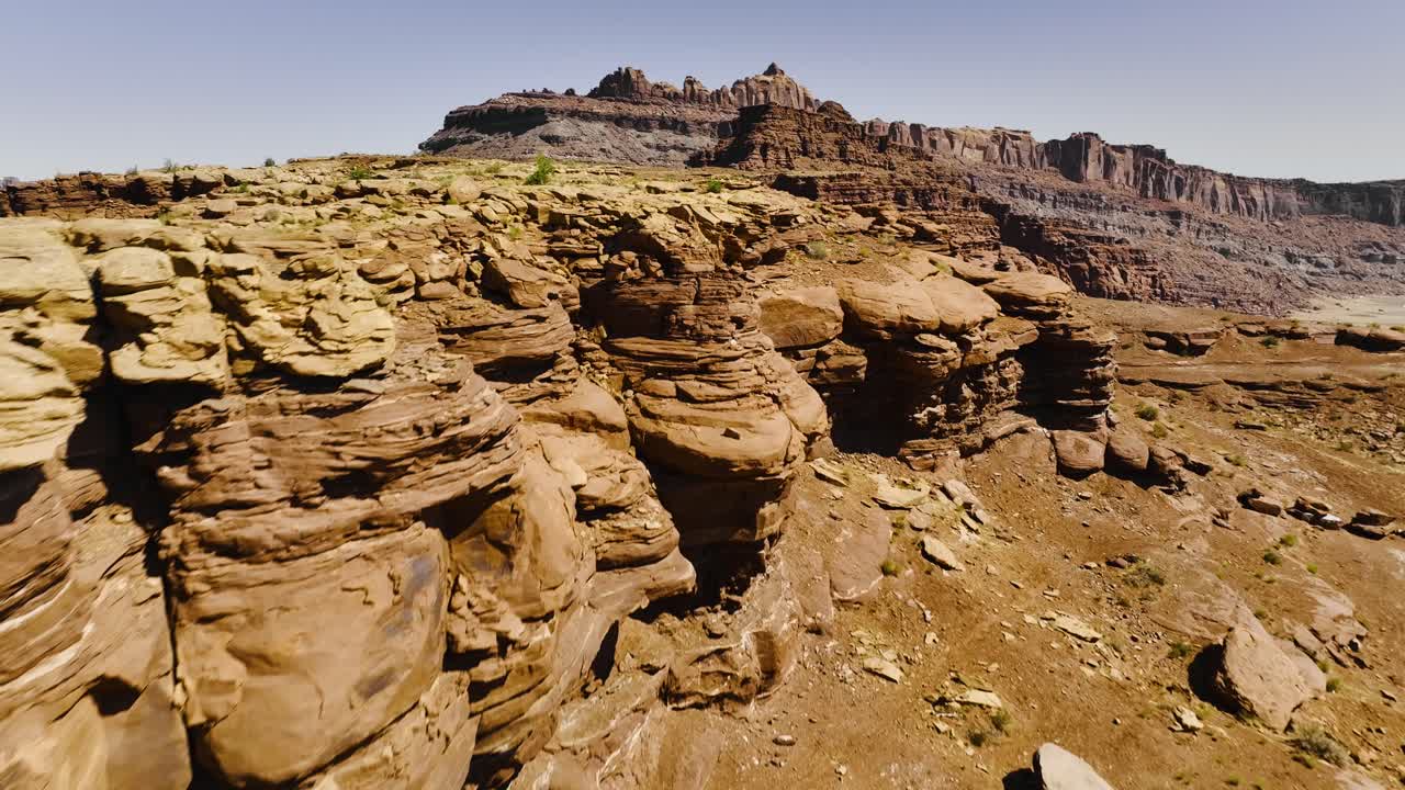 Veduta aerea di formazioni rocciose intorno a Hurrah Pass, fuori Moab, Utah, con uno scorcio del fiume Colorado e della miniera di potassa.