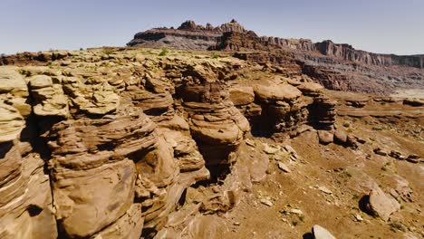 vista aérea de formaciones rocosas alrededor del paso de hurra fuera de moab utah con un vistazo del río colorado y la mina de potasa